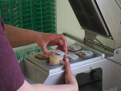 C'est avec cette machine que nous apposons les opercules.