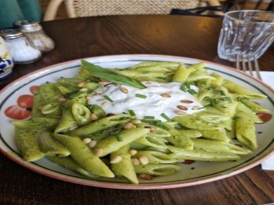 Pâtes au pesto crémeux et straciatella.