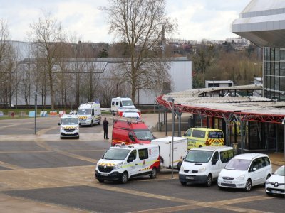 Les secours affluent pour prendre en charge les fausses victimes.