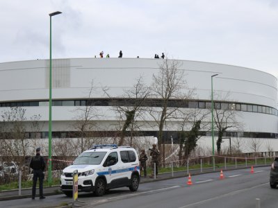 Des membres des forces de l'ordre se trouvaient sur le toit du Palais des sports.