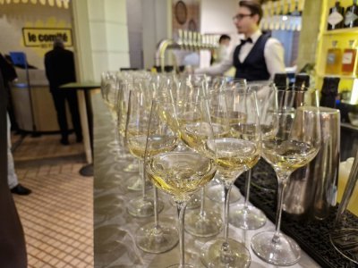 La première ambiance est celle d'un bar à bières chaleureux et convivial pour prendre l'apéritif en toute simplicité. La décoration est très années 70 avec papiers peints à fleurs et tables en formica. 