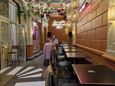 L'entrée, façon rue, amène vers la première ambiance du rez-de-chaussée, et permet d'accéder aux étages par une cage d'escalier massive et colorée dans laquelle pullulent les boules à facettes. 