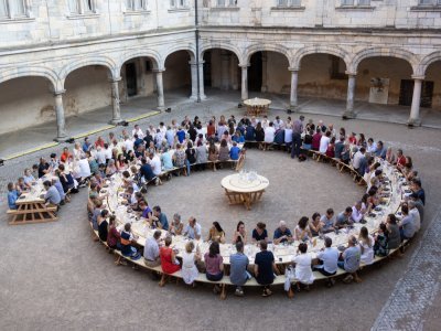 La table géante d'Olivier Vadrot sera placée au bord de l'Orne. - Millénaire de Caen