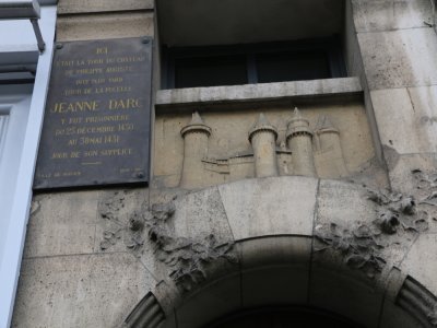 La tour dans laquelle Jeanne d'Arc a été enfermée à Rouen ne se trouve pas rue du Donjon mais bien en haut de la rue Jeanne d'Arc.