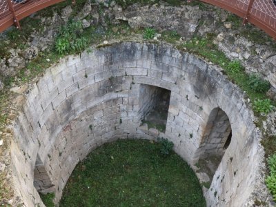 Le donjon se découvre pour la première fois. - Tendance Ouest