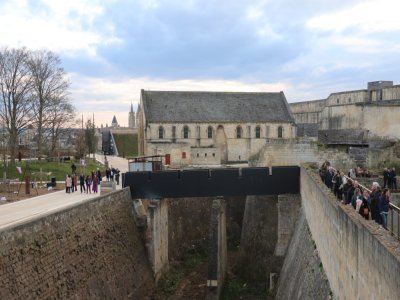 Cette passerelle permet de rejoindre le donjon. - Tendance Ouest