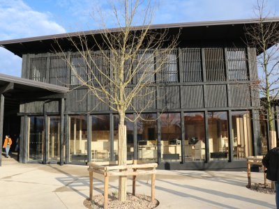 Le pavillon d'accueil remplace le parking qui se trouvait au beau milieu du château de Caen. - Tendance Ouest