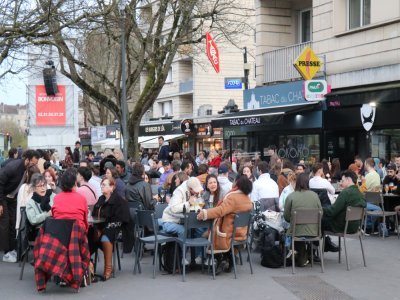 Les terrasses pleines avant le début des festivités du Millénaire de Caen.