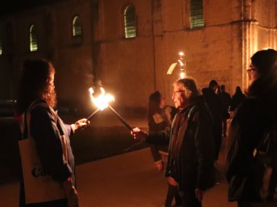 Le spectacle Incandescences invite les Caennais à déambuler dans le château.