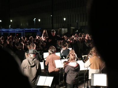 De la musique classique jouée devant l'université de Caen.