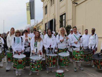 Les fanfares ont amené les Caennais vers le château.