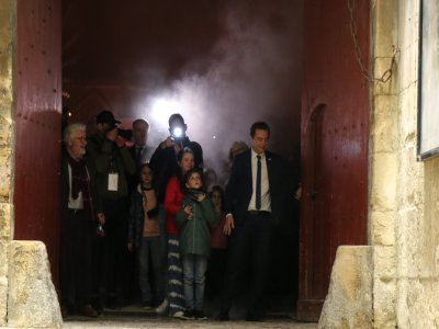 Le maire Aristide Olivier ouvre les portes du château de Caen, entouré de jeunes, mais aussi à gauche de Jean-Marie Levesque, directeur de ce château.