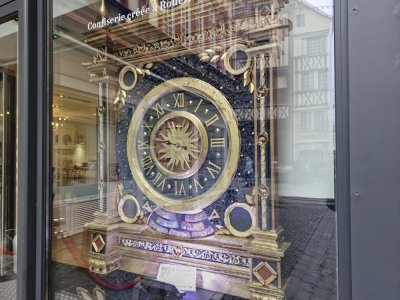 L'œuvre est exposée jusqu'à l'été dans la vitrine de l'Atelier G, près du Gros-Horloge. L'artiste travaille sur une autre reproduction et prévoit d'exposer l'original dans d'autres enseignes.