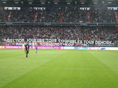 Les supporters du MNK ont déployé une banderole à l'encontre des dirigeants et des joueurs du club.