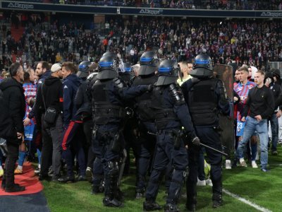 La situation était tendue après le coup de sifflet final. Les forces de l'ordre ont dû intervenir.