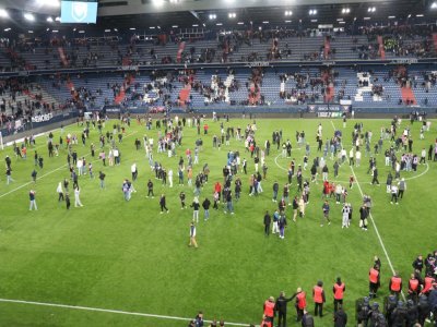 Des centaines de supporters sont descendus des tribunes pour exprimer leur colère.