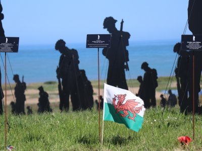 Il est possible de parrainer une silhouette. Environ un tiers des 1 475 le sont, parfois par de la famille, rendant hommage à un proche, via une plaque. Ici le drapeau laisse penser à un tribut envers un Gallois.