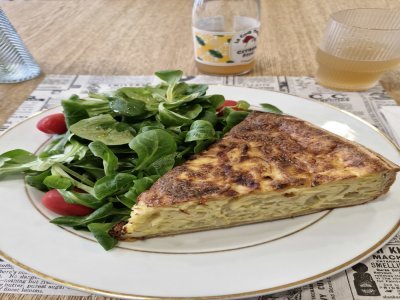La tarte aux oignons et sa salade.