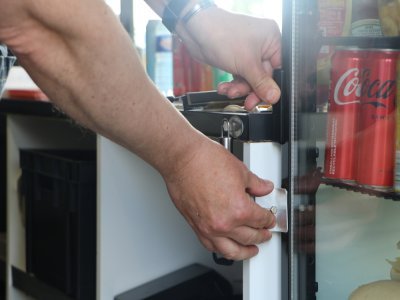 Travailler dans un food-truck, c'est aussi savoir bricoler. Chaque placard est sécurisé pour ne pas s'ouvrir sur la route. C'est Emmanuel Seb qui a imaginé des astuces pour qu'il n'y ait pas de mauvaises surprises.