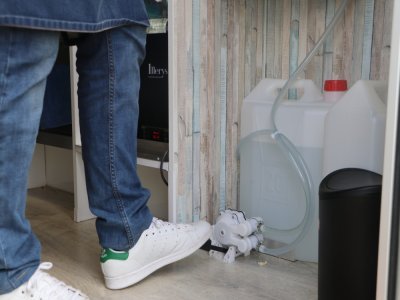 L'eau est tirée manuellement via un bidon d'eau propre, et les eaux usées sont récupérées dans un autre bidon. L'électricité est fournie par un groupe électrogène, mais la cuisson se fait principalement au gaz.