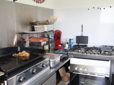 Le défi : intégrer deux postes de travail pour que chacun ait sa place sans se gêner. En général, Emmanuel Seb se charge de la plancha et des grillades pendant qu'Hélène Alexandre gère les plaques et la cuisine au four.