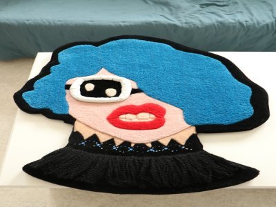 Issue de la collection "Les p'tites go", ce tapis est une pièce unique intitulé "Saddy la Queen", à vendre pour le prix de 620€.
