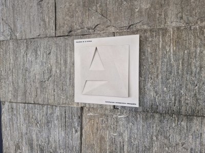 La plaque apposée sur le théâtre de Caen.