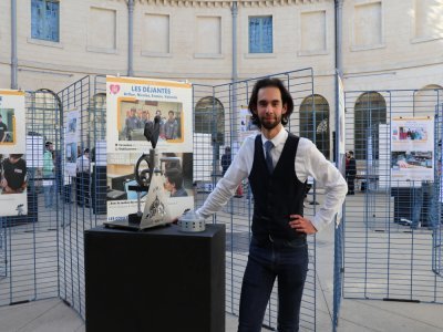 Ewann Biard-Denis a présenté la création de son équipe, mardi 29 avril. La poinçonneuse est démontable et peut se ranger dans un étui représentant la Halle au Blé d'Alençon.