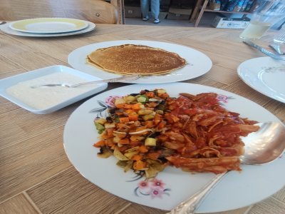 Petits légumes et porc effiloché.