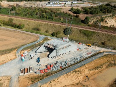 Un pont de 1 672 tonnes a dû être construit à côté, les employés de la SNCF ont ensuite "éventré l'ancienne voie ferrée qui existait, ils ont poussé l'ouvrage remblayé". - @Fabeos