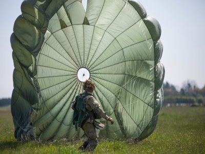 Après le saut, les parachutistes doivent soigneusement replier leur toile pour le prochain embarquement. 