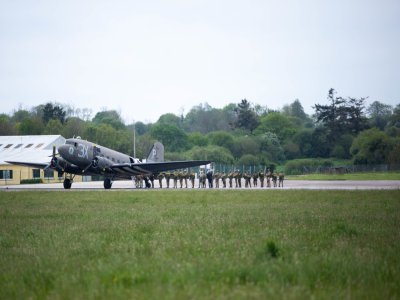 A bord du C-47, deux équipes de 12 personnes embarquent en gardant soigneusement l'ordre de passage qui leur a été attribué.