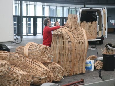 L'Homme Debout a construit son géant en osier. Nous ne le reverrons que le 9 mai désormais.