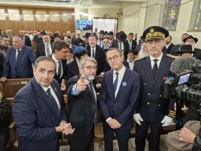 Le ministre de l'Intérieur Bruno Retailleau au côté du Grand rabbin de France, Haïm Korsia, du président du consistoire central de France, Elie Korchia (à gauche), et du préfet de Seine-Maritime (à droite), Jean-Benoît Albertini. 