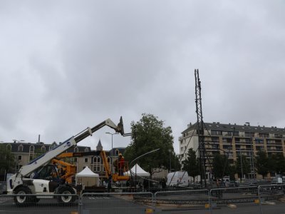 Sur la place Courtonne se déroulera la station 5, appelée "Ceux qui ne sont pas encore nés", visible à partir de 23h15. Pendant 30 minutes, quatre funambules performeront sur ces installations.