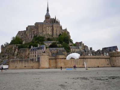 Ce jeudi 8 mai, le parachutiste Mario Gervasi, 66 ans, a survolé le Mont-Saint-Michel. Une façon pour lui de commémorer la fin de la Seconde guerre mondiale. - Etablissement public du Mont-Saint-Michel