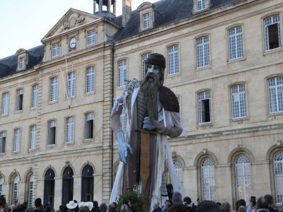 Guillaume le Conquérant surplombe le public de la Station 1 à l'Hôtel de ville