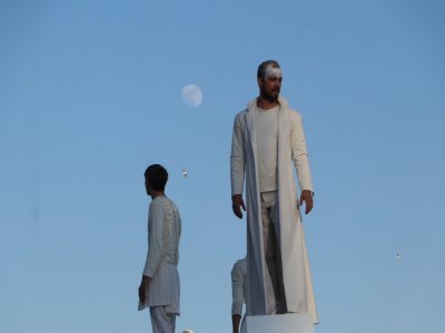 Sur le ciel bleu, le premier char blanc était éblouissant. 