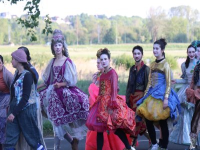 La Parade Opératique, est avant tout une oeuvre collective. 