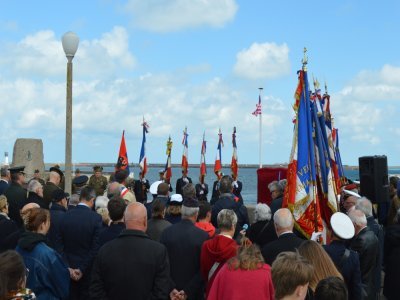 Mardi 6 mai, les officiels et familles des victimes se sont réunis devant le monument commémoratif du Léopoldville, inauguré face à la Cité de la Mer à Cherbourg. - La Manche Libre