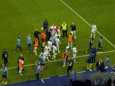 Les joueurs sont retournés au vestiaire pendant trente minutes.