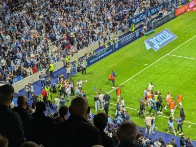 Moment de confusion à la 62e minute : des spectateurs sont venus se réfugier sur la pelouse après un mouvement en tribunes.