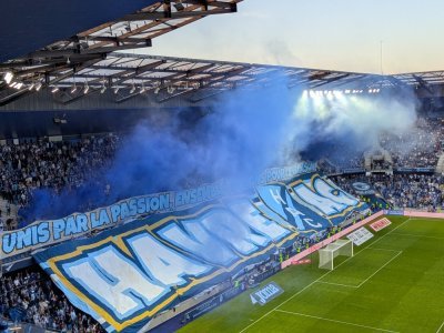 On a sorti tifo et fumigènes du côté havrais pour ce dernier match de la saison régulière à domicile.