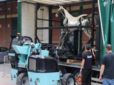 Le cheval voyage en camion entre les différentes étapes de sa tournée française.  - Tendance Ouest