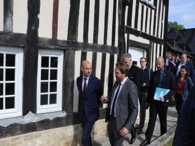 Guillaume Drouin (à dr.) a pu exposer les problématiques que rencontre la filière du calvados, au ministre Jean-Noël Barrot (à g.).
