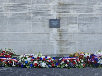 Ce mercredi 14 mai, plusieurs gerbes de fleurs ont été déposées en dessous de la plaque commémorative au péage d'Incarville dans l'Eure.