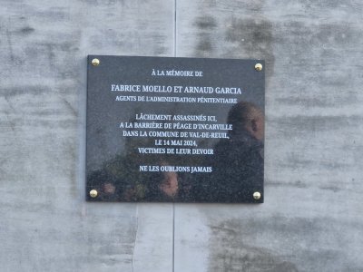 Un an après la mort des agents pénitentiaires au péage d'Incarville, une plaque commémorative a été dévoilée.
