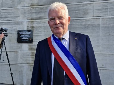 Patrick Maugars, maire d'Incarville, était présent lors du dévoilement de la plaque commémorative des agents pénitentiaires tués il y a un an au péage.