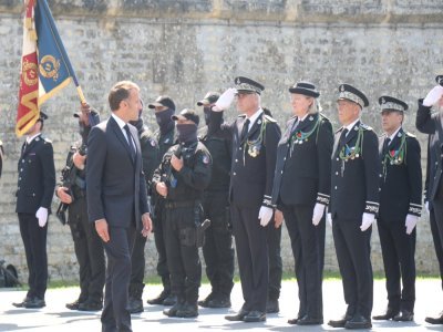 Lors de cette cérémonie, il y avait des membres de l'ERIS, l'Equipe régionale d'intervention spécialisée, des directeurs interrégionaux des services pénitentiaires, des officiers, des surveillants, et des membres du PREJ.