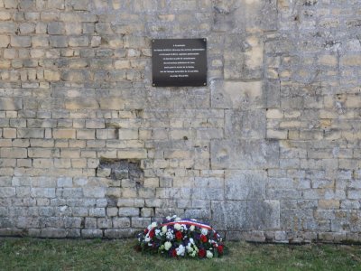 Le chef de l'Etat a déposé une gerbe sous la plaque commémorant la mémoire de Fabrice Moello et d'Arnaud Garcia.